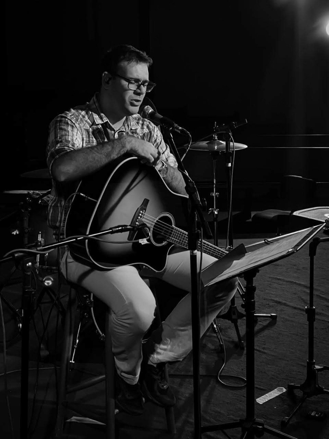 Ramon Chrystian tocando guitarra
